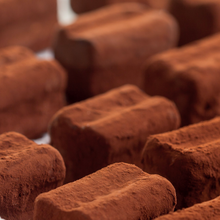 Laden Sie das Bild in den Galerie-Viewer, Antica Torroneria Piemontese – Tartufi Fondenti 70% e Fave di Cacao  (Dunkle Schokoladentrüffel mit Kakaonibs)
